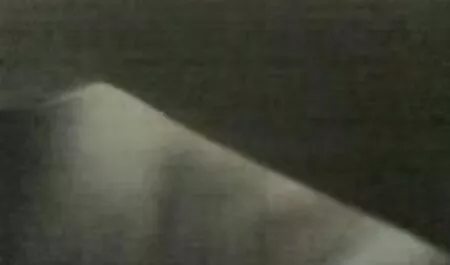 Kypsä iso musta kukko suomalaista seksivideoita sohvalla.