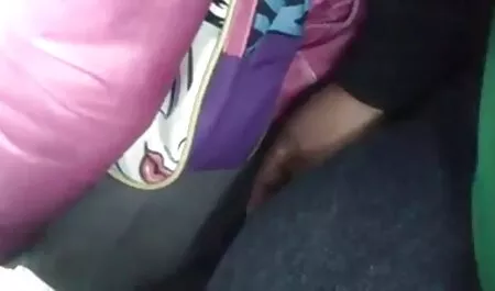 Luonnollinen brunette Söpö japanilaiset seksivideot kylpyhuoneessa mulkku
