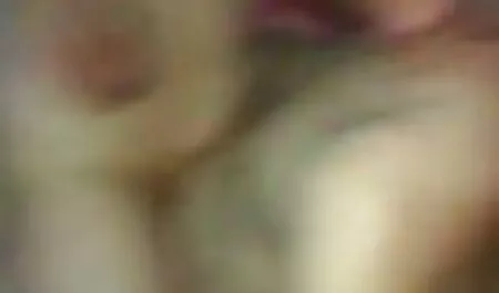 Kuuma narttu ja nähdä toinen ilmaisia seksi videoita mies, pettää nuorukaista.
