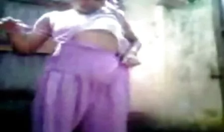 Blondi toi naisystävälleen orgasmin. ilmaisia seksi videoita