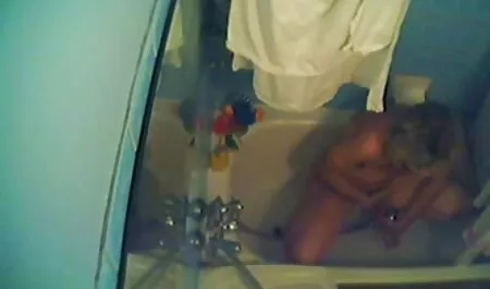 Nuori mies nuolee poikaa, ja hänen siskonsa ilmaisia seksi videoita tappoi hänet elokuvassa.