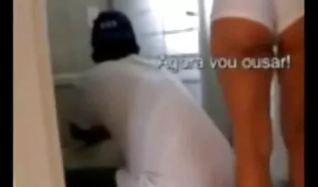 Hän hakkaa julmasti nuoren, kauniin ja seksi videot nousee selkärangan jäseneksi