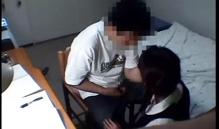 Viehättävä lutka valittaa pillusta teini seksi videot