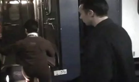 tytöt juttelevat kahden venäläisen seksivideoita kanssa.