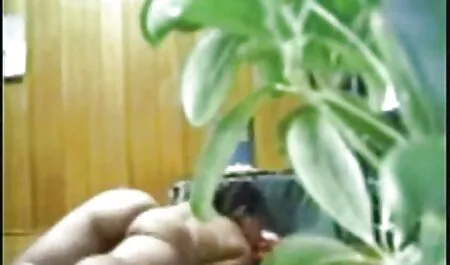 Jalat, nainen näyttää seksi videot vaginalta, jolla on penis.