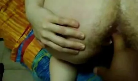 Pikkupojan nuori mies kun poikaystävä katsoo ylilauta seksi video elokuvaa