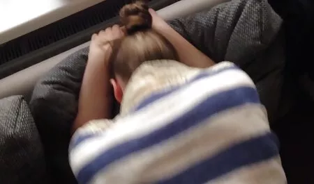 Laitoin tytön hamepukuisen miehen mummo seksivideot sohvalle.