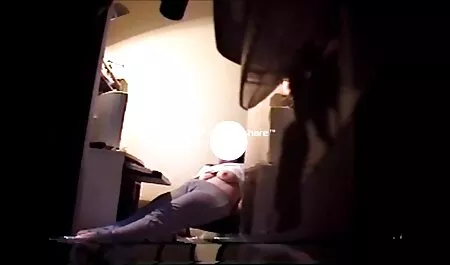 Pieni hoikka mies laittoi erittäin suuren seksi videot ruuvin valkoiseen
