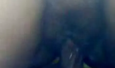 Neitsyt on lääkärin silmän ilmaiset seksielokuvat alla vessassa.