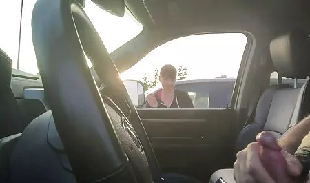 Kuvattiin kielen kanssa ilmaisia suomalaisia seksivideoita autossa