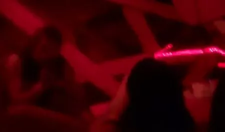 Nuori tyttö imee iso kulli seksividro ja se oli hänen pillua.