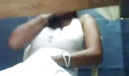Näki tytön laatikoiden seksivideoita ystävän edessä istumassa kameran edessä ja istumassa