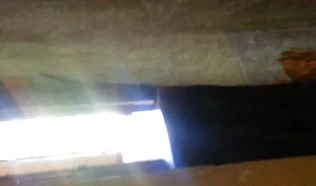 Aikuinen, teini seksi video nuori nainen sängyllä.