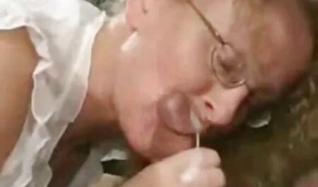 Opiskelijat ilmaisia seksi videoita kulkevat vaimonsa ohi rakkauden ilossa.