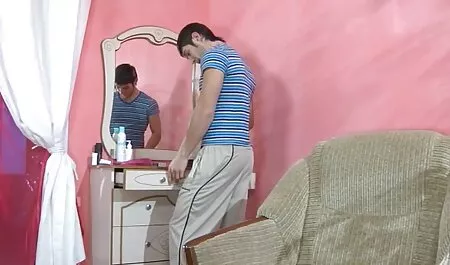 Outoa, hän seksivideoita on kidnapattu mies ja imee hänen spermaa tehdessään herkullinen kieli.