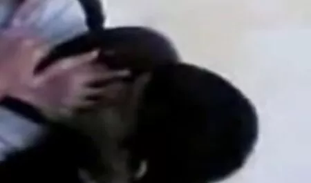 Kaksi seksivideoita oksaa hallitsee miestä